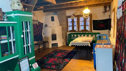 a room with a bedroom with a bed and a table at Poiana Creasta Cocoșului-Casa Mac in Breb