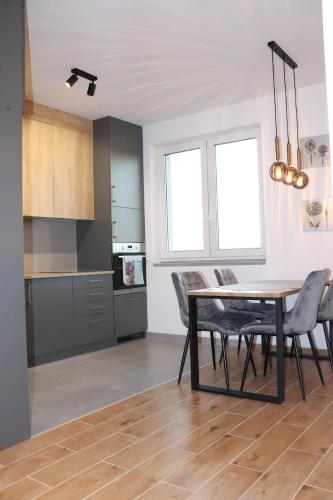 a kitchen and dining room with a table and chairs at przytulny apartament in Mielec