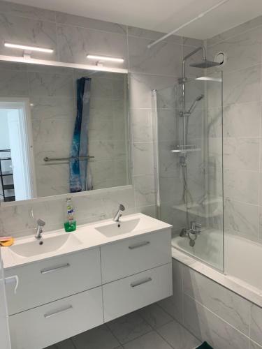 Ένα μπάνιο στο Chambres ou Appartement Cosy