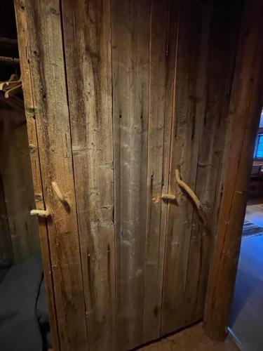 a wooden door with two handles in a room at Åre, Trillevallen stuga Privaten in Undersåker