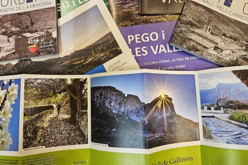 a bunch of brochures on top of a table at Casa La Vall in Beniali
