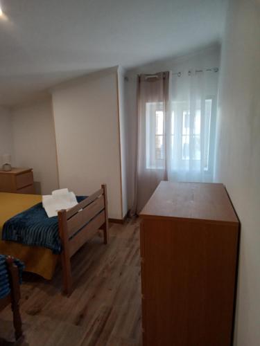 a small bedroom with a bed and a dresser in it at casa de sonho in Retaxo