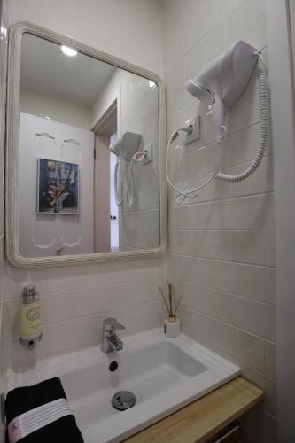 a bathroom with a sink and a mirror at Giraffe House in Lisbon