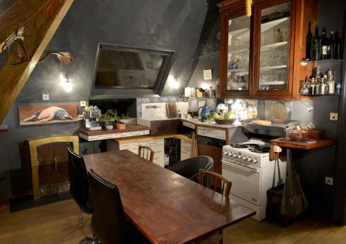 une cuisine avec une table et une cuisinière four supérieur dans l'établissement Le Loft de l'artiste, à Nantes