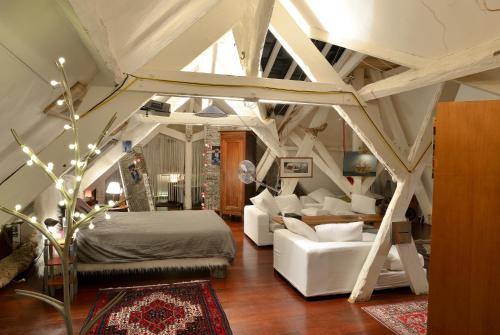 une chambre avec un lit et des meubles blancs dans une pièce dans l'établissement Le Loft de l'artiste, à Nantes