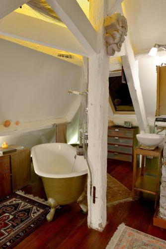 une salle de bain avec une baignoire et un lavabo dans l'établissement Le Loft de l'artiste, à Nantes