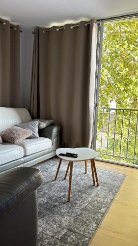 un salon avec un canapé et une table basse dans l'établissement Appartement, à Agde