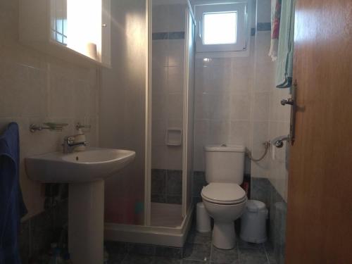 un bagno con wc, doccia e lavandino di 3 Bedroom House, 200m from Trikorfo Beach a Yerakiní