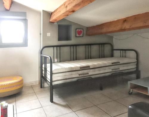 Ένα ή περισσότερα κρεβάτια σε δωμάτιο στο Maison charmante à Agde avec jardin et aire de jeux.