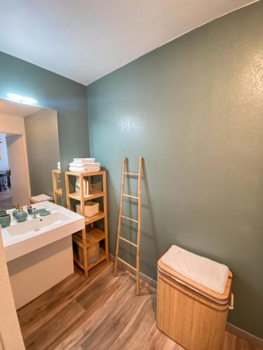 une salle de bain avec un lavabo et une échelle à côté d'un mur dans l'établissement Le Mayda - Parking Privé Gratuit, à Marseille