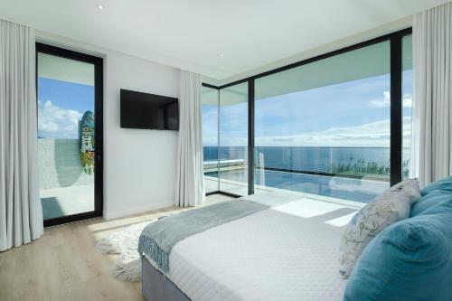 Ένα ή περισσότερα κρεβάτια σε δωμάτιο στο Ocean Pearl - Deluxe OceanView Heated Pool