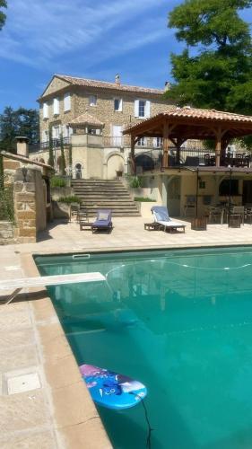 une piscine devant une maison dans l'établissement Domaine Epervier, à Sorgues
