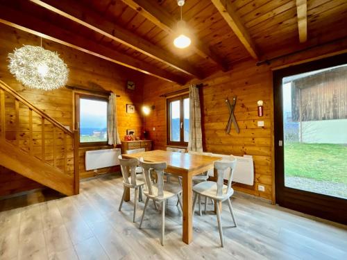 une salle à manger avec une table et des chaises en bois dans l'établissement Chalet Les 3 Lueurs, authentique au pied de pistes, à Xonrupt-Longemer