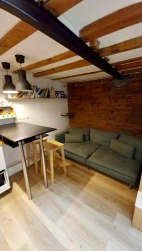 un salon avec un canapé et une table dans l'établissement Charmant duplex au cœur de Toulouse, à Toulouse