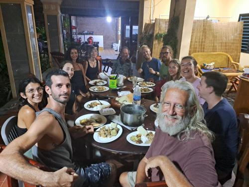 Coplestone في كوه رونغ ساملوم: مجموعة من الأشخاص يجلسون حول طاولة ويتناولون الطعام