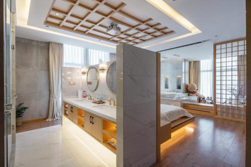 a large bathroom with a bed and a sink at ChongQing BackHome Riverview Hotel in Chongqing