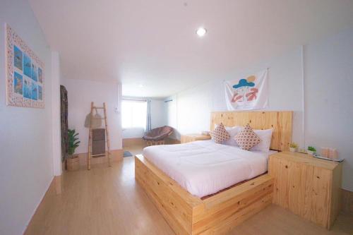 a bedroom with a wooden bed in a room at บ้านทะเลสวย เกาะล้าน in Ko Larn