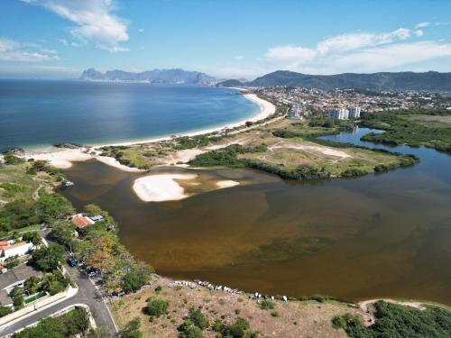 an aerial view of a beach and the ocean at Vereda da Lagoa in Niterói
