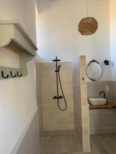 une salle de bain avec une douche avec des toilettes et un lavabo dans l'établissement Les Fresses Glamping, à Saint-Julien-la-Genète