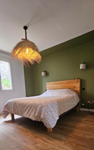 - une chambre avec un lit avec une couette et une lumière dans l'établissement Spacieux haut de villa 3 chambres Venaco, à Venaco