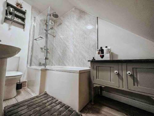 Vannituba majutusasutuses Valley View Cottage with stunning balcony views!