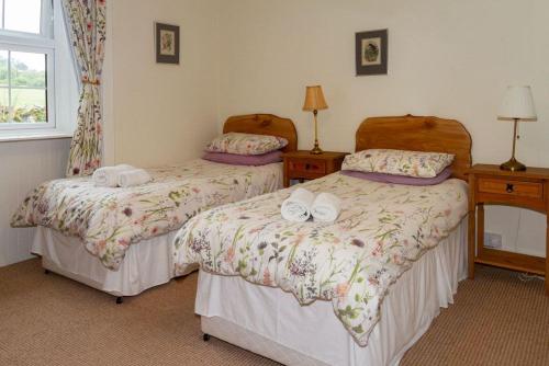 Ένα ή περισσότερα κρεβάτια σε δωμάτιο στο No2 Chapelton Cottage