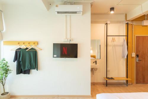 a room with a wall with a sign that says n at Samyan Story Boutique Hotel in Bangkok