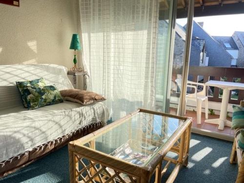 un salon avec une table en verre et un canapé dans l'établissement TY DANY appartement 150m de la plage, à Carnac