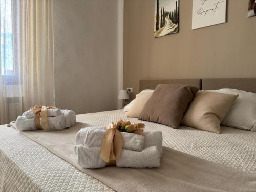 1 Schlafzimmer mit 2 Handtüchern auf einem Bett in der Unterkunft Il Colombo in Certaldo