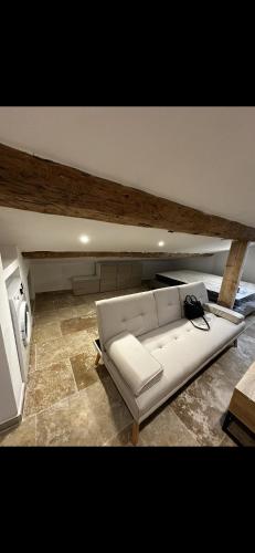 - un canapé blanc dans le salon dans l'établissement Studio sous pente, à Lambesc