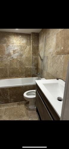 une salle de bain avec un lavabo, des toilettes et une baignoire dans l'établissement Studio sous pente, à Lambesc