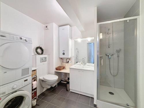 La salle de bains est pourvue d'une douche, de toilettes et d'un lavabo. dans l'établissement Appartement rez-de-jardin, front de mer, 4 pers, calme, wifi gratuit - FR-1-465-46, à Merville-Franceville-Plage