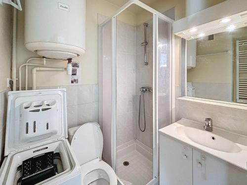 une salle de bain avec une douche, des toilettes et un lavabo dans l'établissement Appartement avec terrasse, parking et WiFi, 4 pers. à Merville Franceville - FR-1-465-98, à Merville-Franceville-Plage