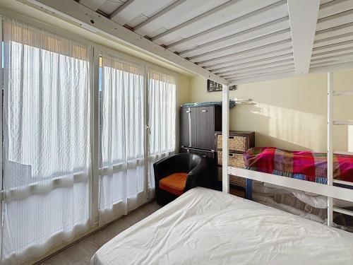 une chambre avec un lit superposé et une fenêtre dans l'établissement Appartement avec terrasse, parking et WiFi, 4 pers. à Merville Franceville - FR-1-465-98, à Merville-Franceville-Plage