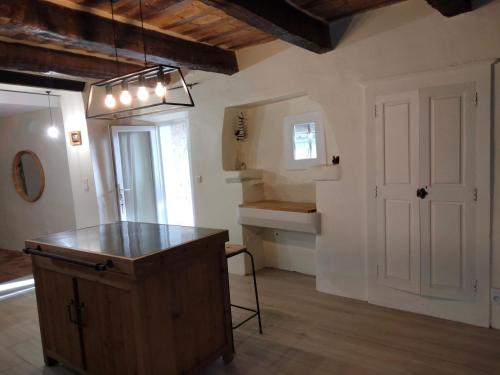 - une cuisine avec un îlot au milieu d'une pièce dans l'établissement Maison de Charme près de Lussan & Uzès Calme et Authentique, à Vallérargues