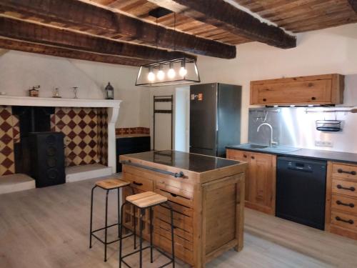 une cuisine avec un îlot et un comptoir dans l'établissement Maison de Charme près de Lussan & Uzès Calme et Authentique, à Vallérargues