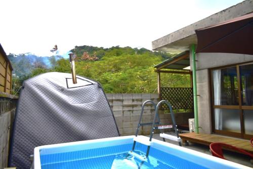 本部町にあるPool and Sauna villa Kanasa 新規オープンセール中2の大きな物が並ぶスイミングプール