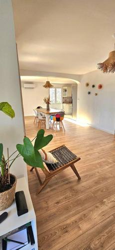 - un salon avec une table et un banc dans l'établissement Spacieux haut de villa 3 chambres Venaco, à Venaco