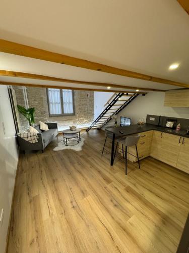 un grand salon avec un canapé et une table dans l'établissement Duplex Place du Théâtre Dijon Centre, à Dijon