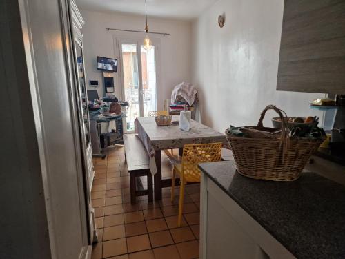 une cuisine avec une table et une salle à manger dans l'établissement chambre pour 1 personne, à Bagnols-sur-Cèze