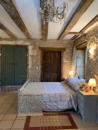 une chambre avec un lit et un lustre dans l'établissement Idyllic Gite Holidays In Rural Stunning French Countryside With Pool, à Antigny