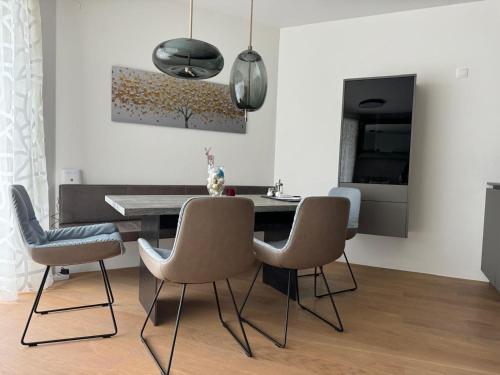 comedor con mesa y 4 sillas en Apartment Elena, en Hinterstoder