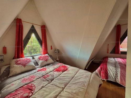 une chambre avec un lit et une fenêtre avec des rideaux rouges dans l'établissement Chalet 6 couchages avec balcon et parking aux Angles - FR-1-295-170, aux Angles