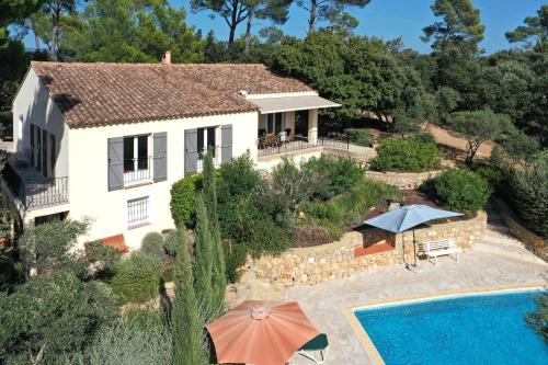 une vue aérienne d'une maison avec piscine dans l'établissement 83sygu, à Lorgues