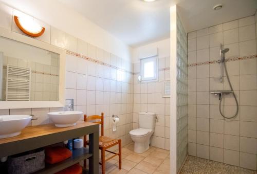 La salle de bains est pourvue de 2 lavabos, de toilettes et d'une douche. dans l'établissement 83sygu, à Lorgues