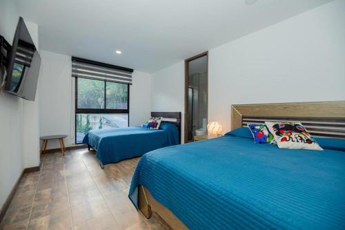 Ένα ή περισσότερα κρεβάτια σε δωμάτιο στο Beautiful cabin Guatapé vista-acceso al lago