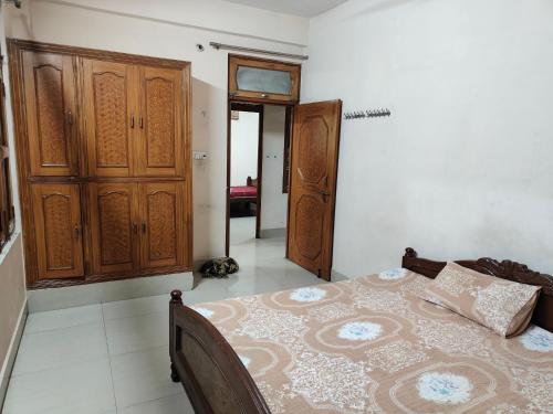 Postel nebo postele na pokoji v ubytování Kailashi bhawan