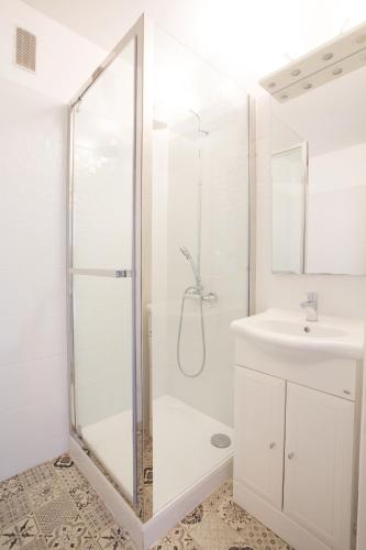 une salle de bain blanche avec une douche et un lavabo dans l'établissement Seignosse - Forêt - Lac - Ocean - Couple - Surf, à Seignosse