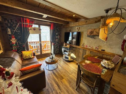 un salon avec une table et une salle à manger dans l'établissement le coup de coeur, aux Houches