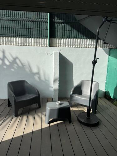 Ein Sitzbereich in der Unterkunft Charme Alizea Skyline wifi-terrasse